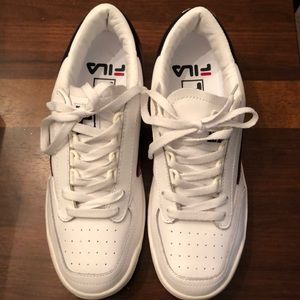 NWOT UO Men’s Fila Sneakers Size 9.5